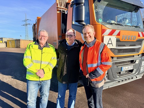 Ralf Felgenträger (l.) und Dirk Trappe (r.), alter und neuer KWB-Betriebsleiter, mit Landrat Markus Bauer.